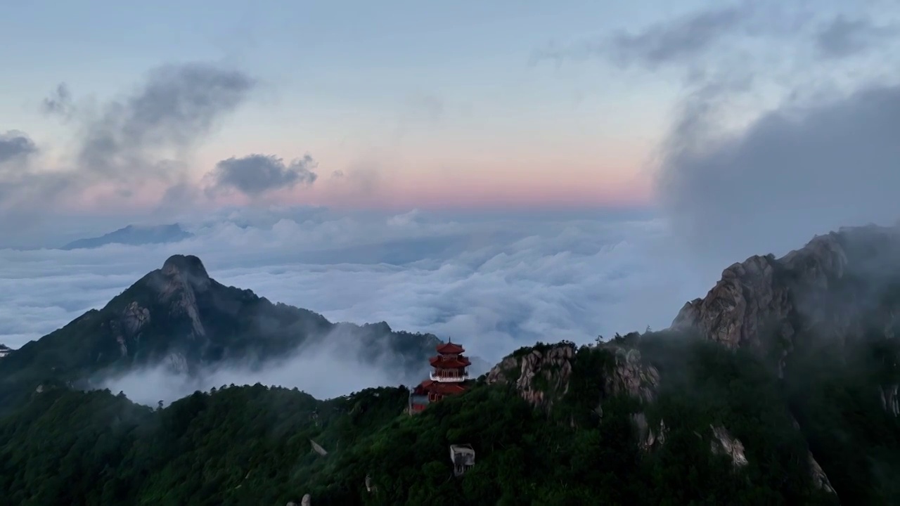 航拍云海云雾缭绕的河南省洛阳市5A景区白云山视频素材