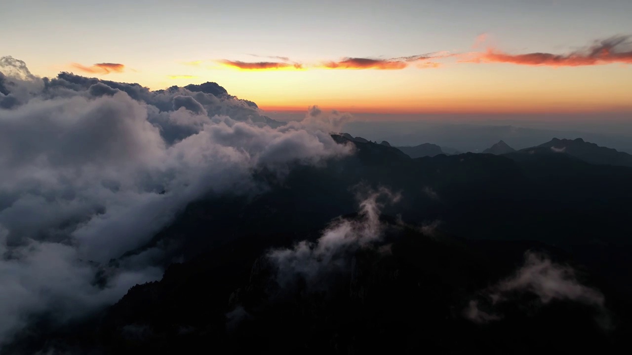 航拍云海云雾缭绕的河南省洛阳市5A景区白云山视频素材