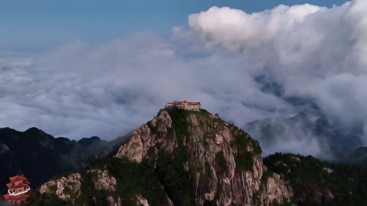 航拍云海云雾缭绕的河南省洛阳市5A景区白云山顶玉皇顶视频素材