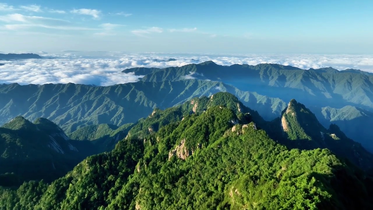 航拍云海云雾缭绕的河南省洛阳市5A景区白云山顶玉皇顶视频素材