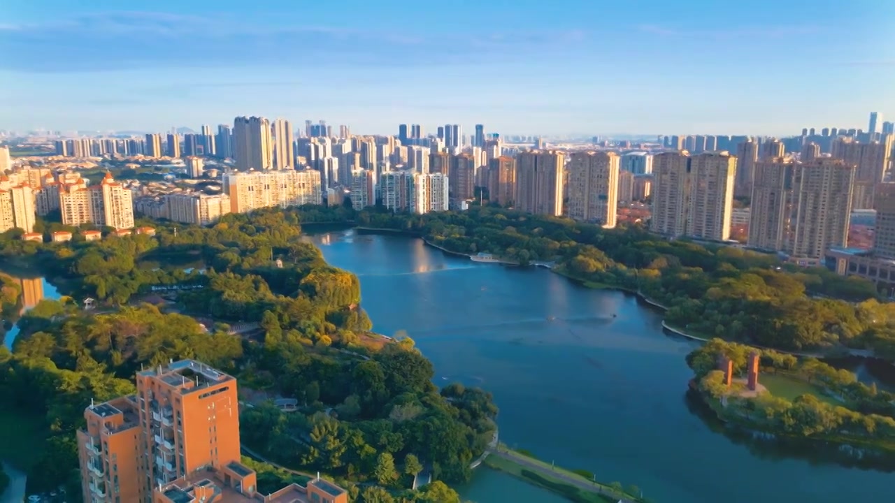 湛蓝的天空下一片宁静的公园湖泊静谧地横卧在城市的中心，湖水呈现出碧蓝的颜色就像一块巨大的宝石自然瑰宝视频素材