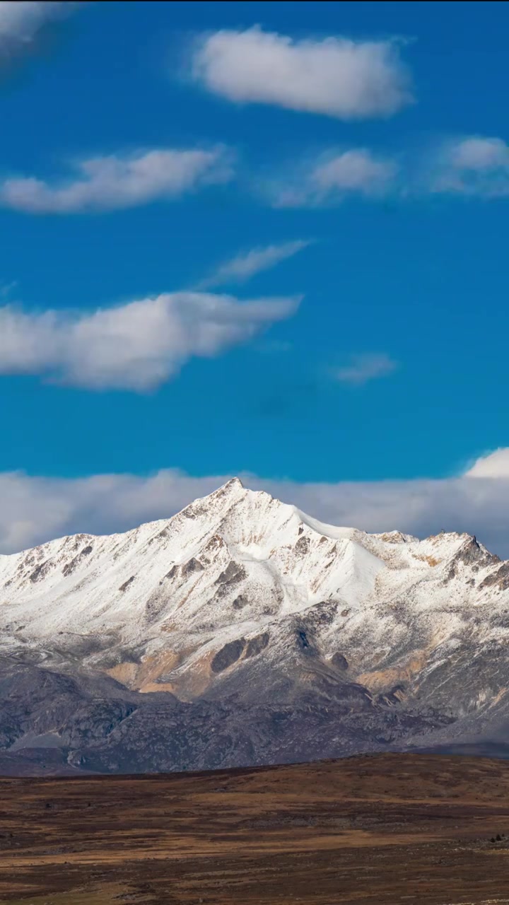 雅拉雪山白昼风光延迟视频素材