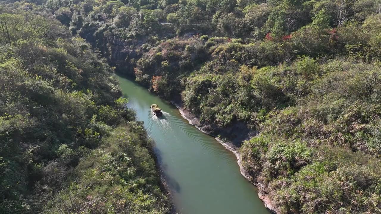 河道里的游船视频素材