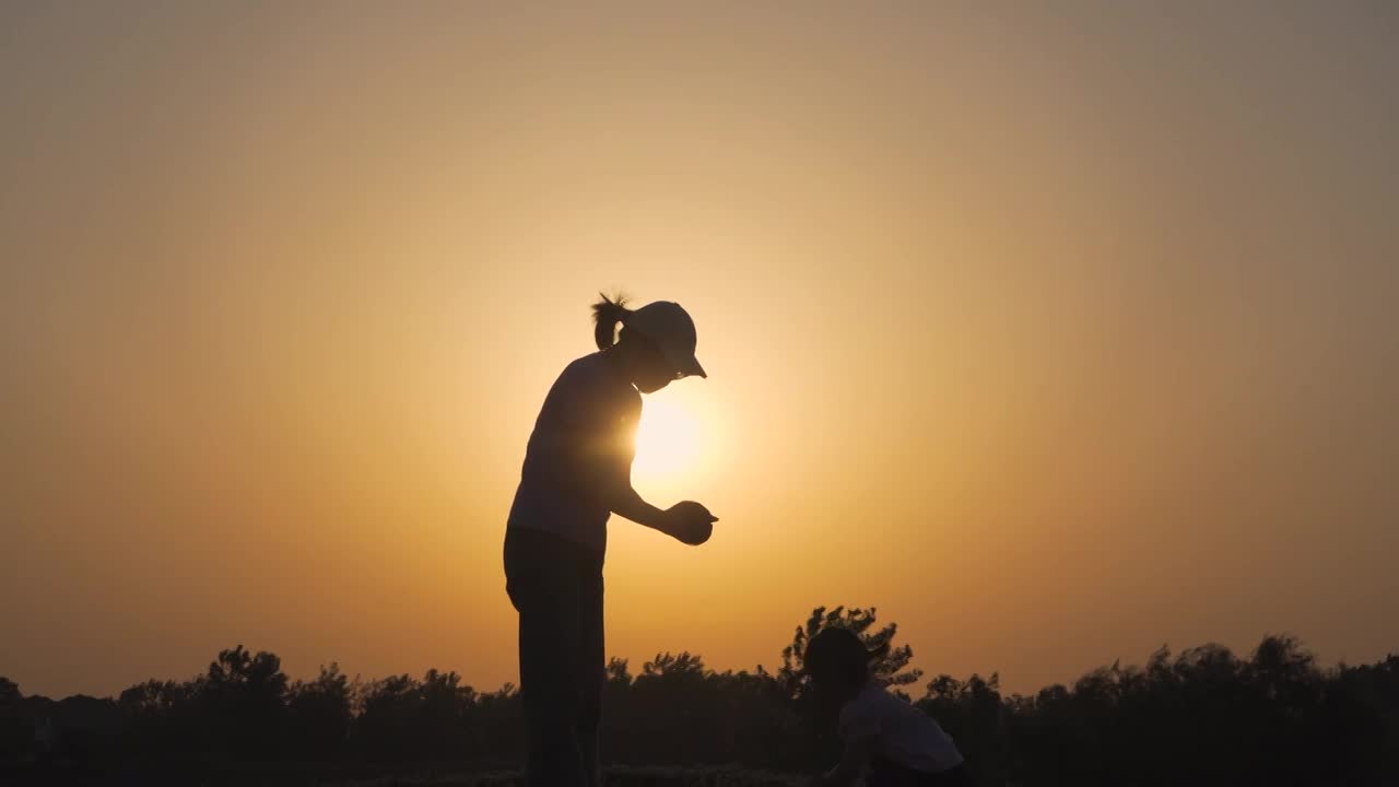 母女夕阳下剪影 父女剪影视频素材