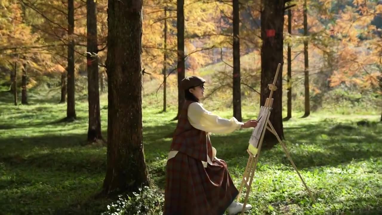 一位美女大学生在植物活化石水杉的故乡湖北利川小河水杉植物园写生视频素材