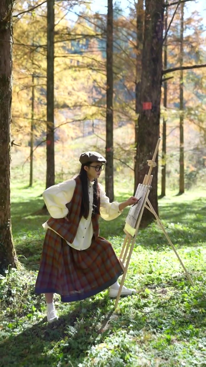 一位美女大学生在植物活化石水杉的故乡湖北利川小河水杉植物园写生视频素材