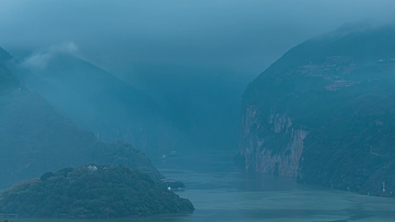 8K震撼长江瞿塘峡峡谷云雾缭绕延时视频素材