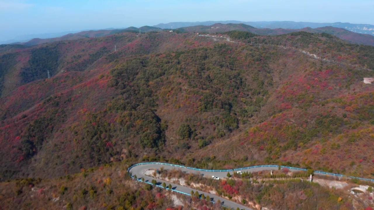 河南省郑州市登封市嵩山少林寺秋季航拍红叶视频素材