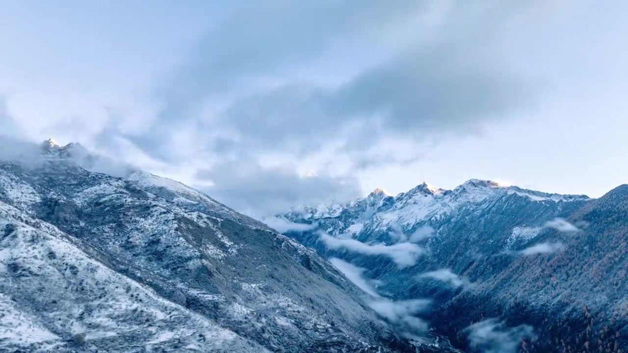 川西阿坝秋天四姑娘山雪山日出晨雾视频素材