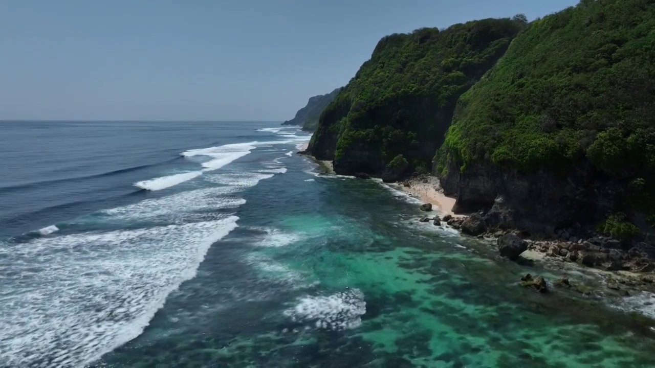 印尼巴厘岛Melasti海滨悬崖自然风光航拍视频素材