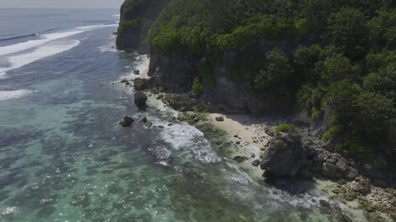 印尼巴厘岛Melasti海滨悬崖自然风光航拍视频素材