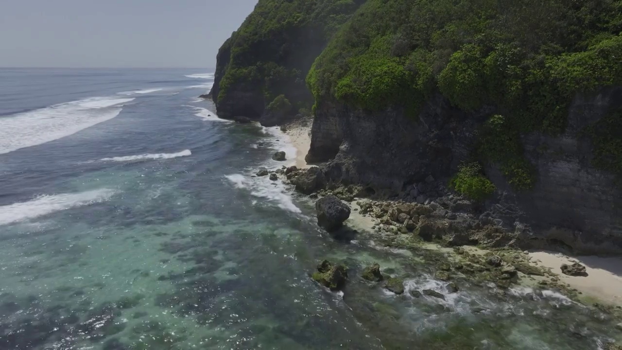 印尼巴厘岛Melasti海滨悬崖自然风光航拍视频素材