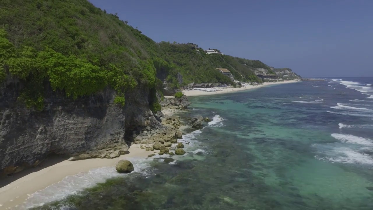 印尼巴厘岛Melasti海滨悬崖自然风光航拍视频素材