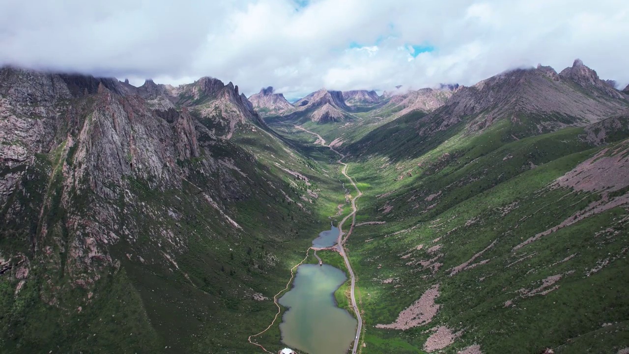 航拍四川阿坝州莲宝叶则石头山云海自然风景视频素材