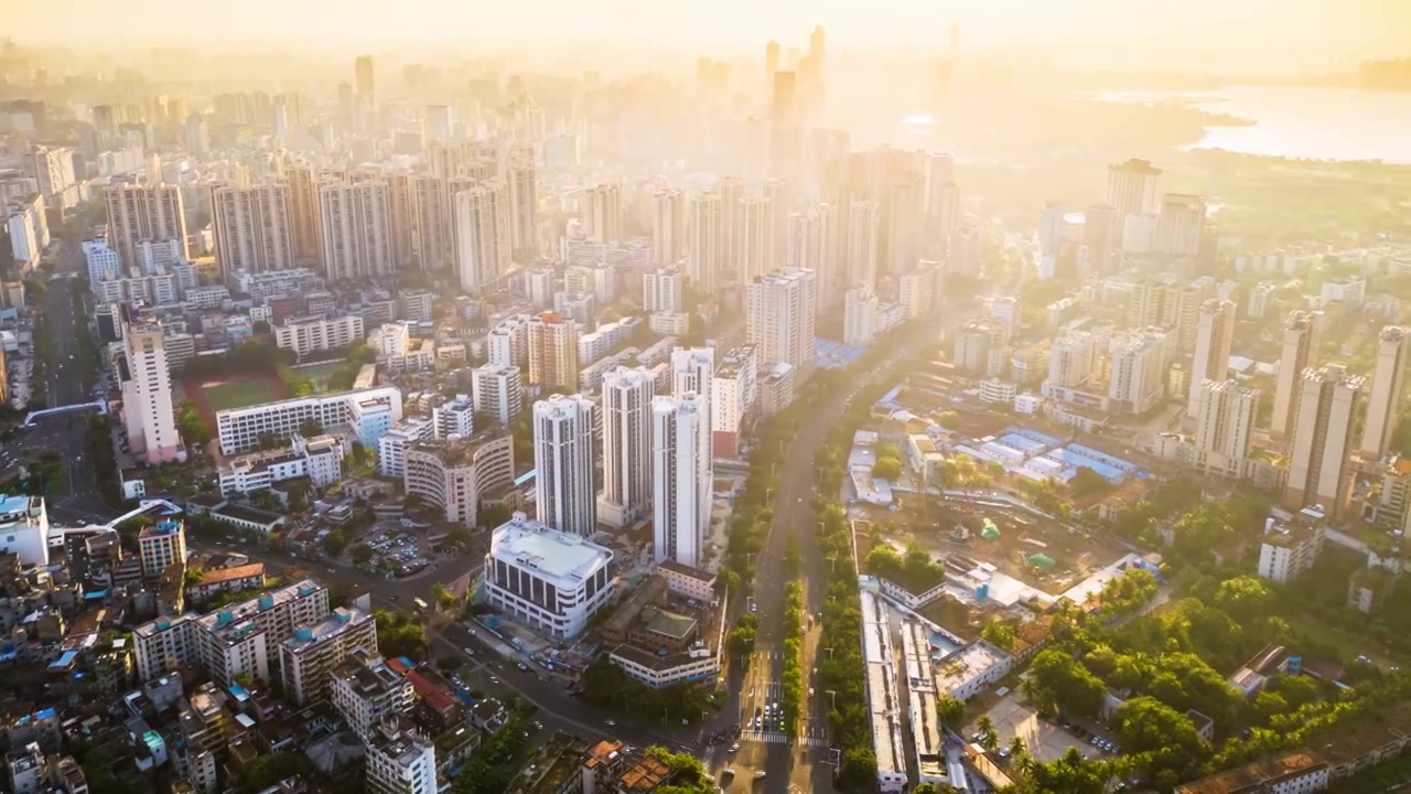 海南海口高视角航拍俯瞰金色阳光下城市交通建筑风景视频素材画面3