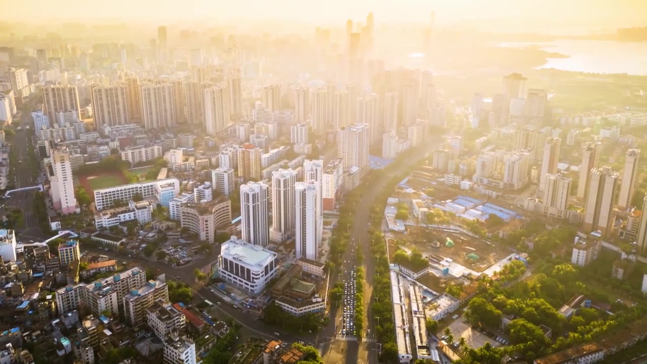 海南海口高视角航拍俯瞰金色阳光下城市交通建筑风景视频素材画面4