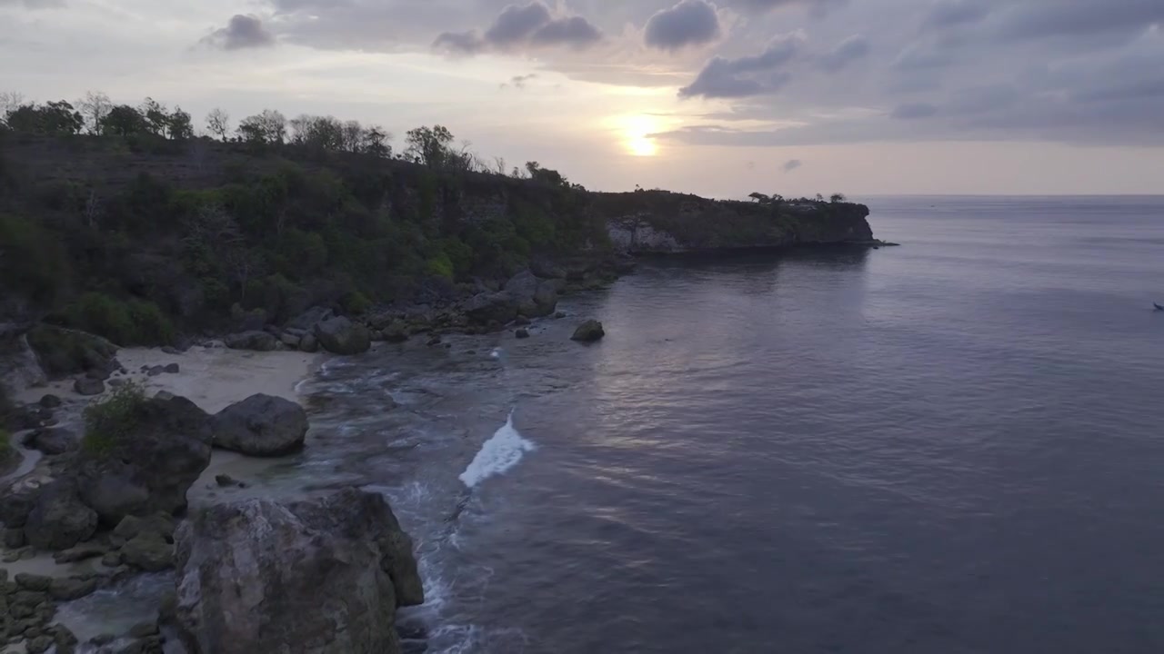 印尼巴厘岛悬崖海滨日落自然风光航拍视频素材