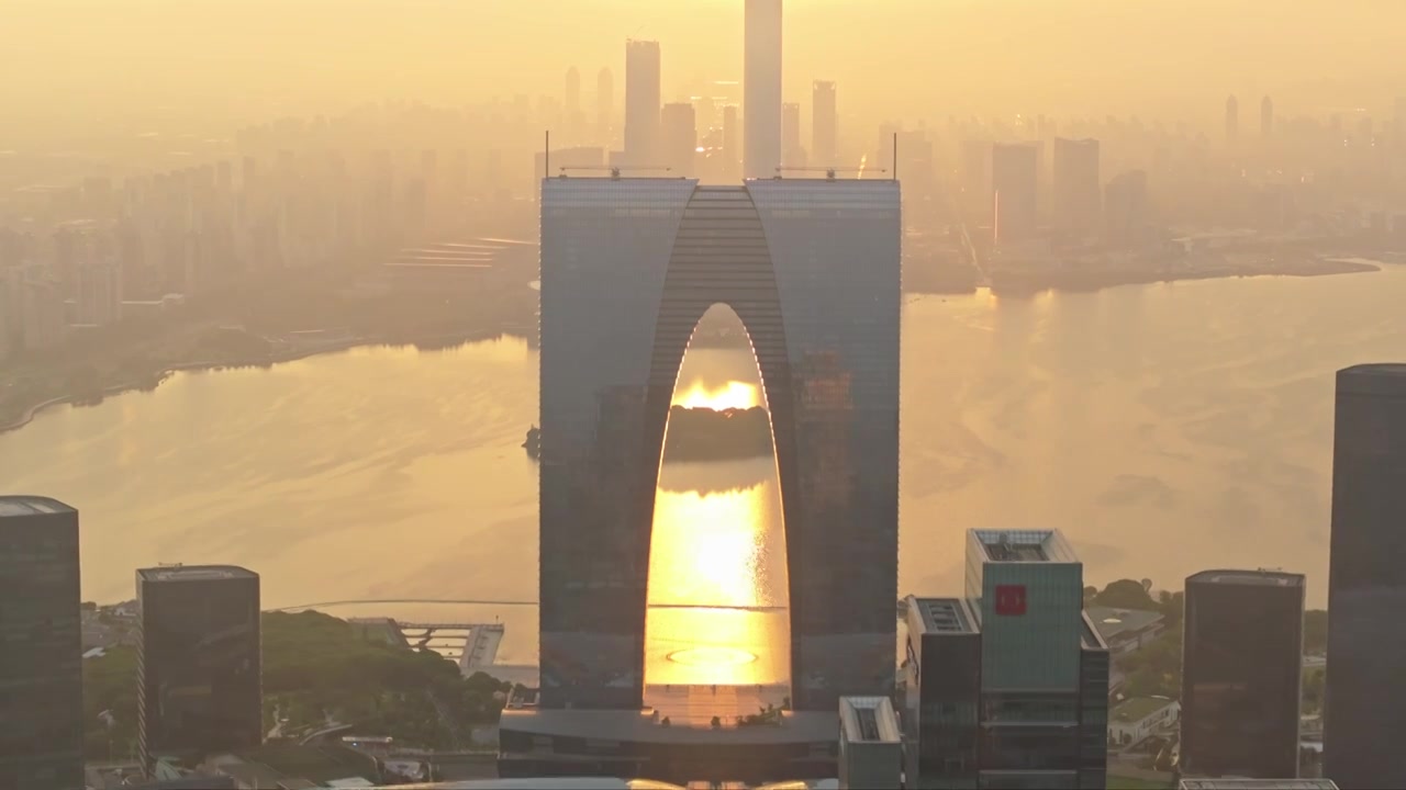 金鸡湖景区日出航拍，东方之门视频素材