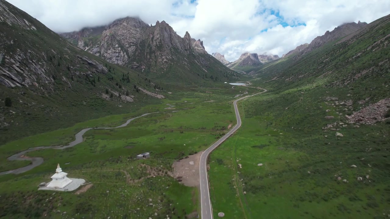 航拍四川阿坝州旅游莲宝叶则石头山山谷道路视频素材