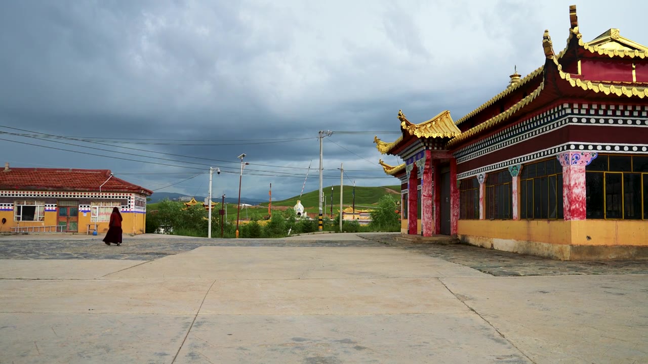 四川阿坝州旅游藏族寺庙郎依寺建筑视频素材