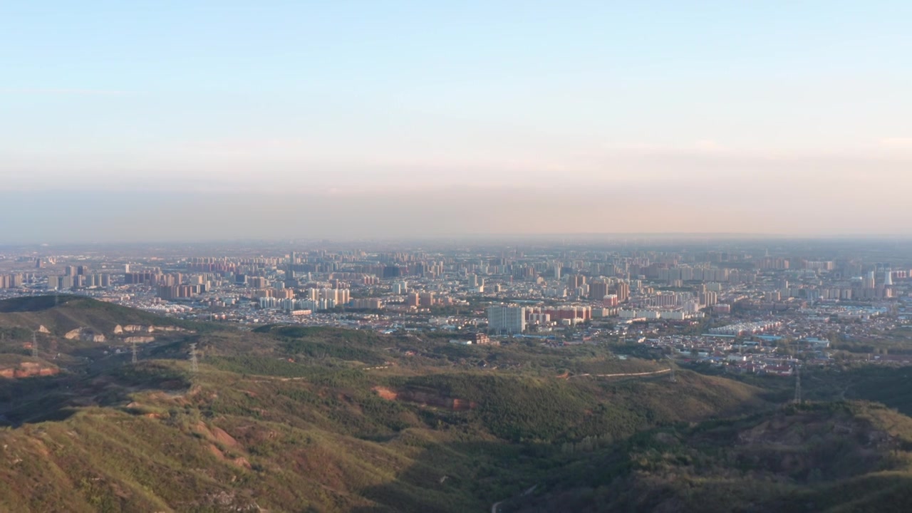 太行山俯瞰中国河南焦作市区航拍视频素材