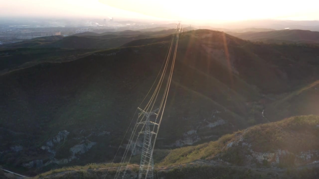 日出日落大山间高压线路航拍视频素材