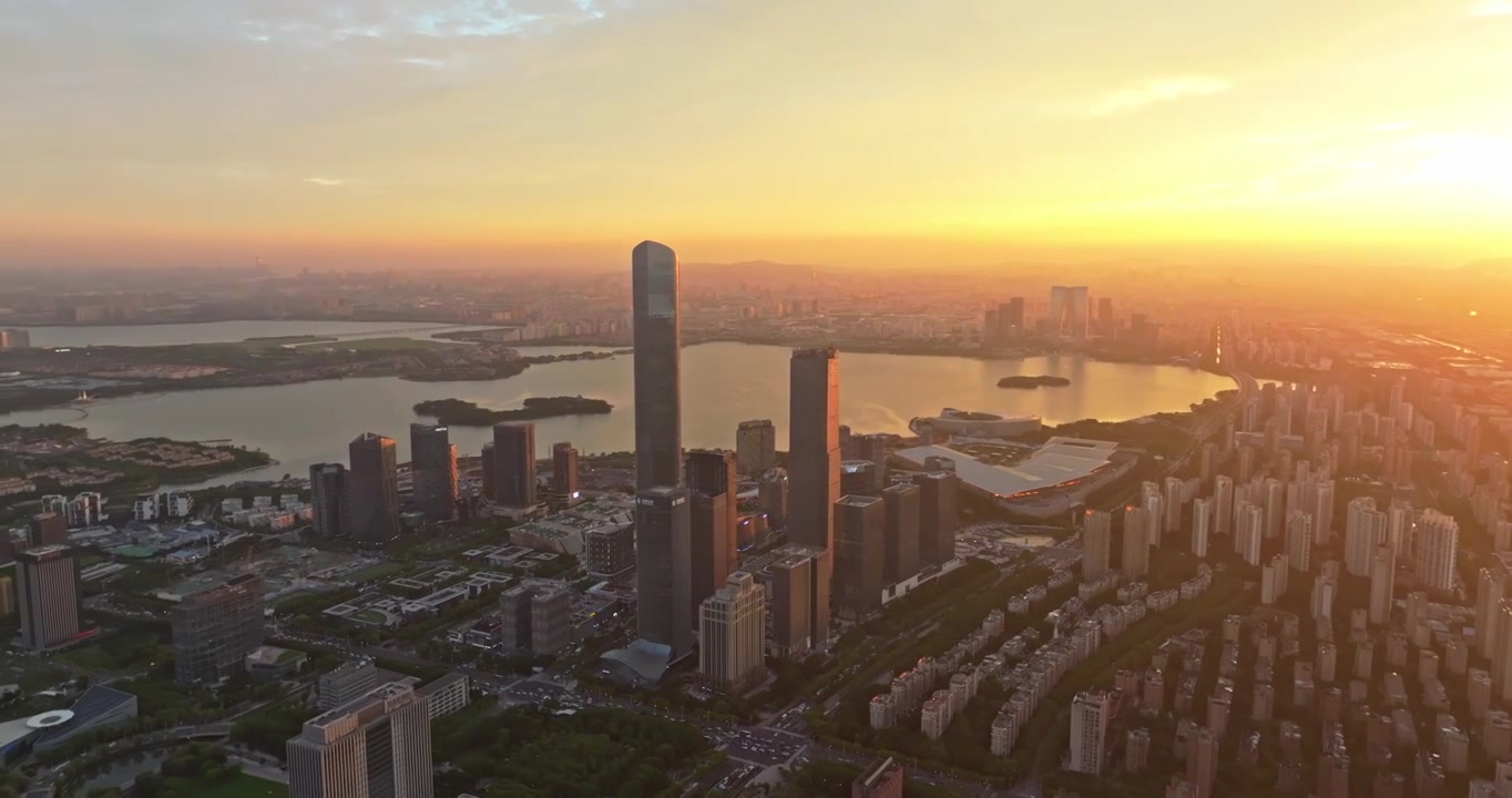 苏州金鸡湖景区傍晚航拍，东方之门与夕阳晚霞视频素材