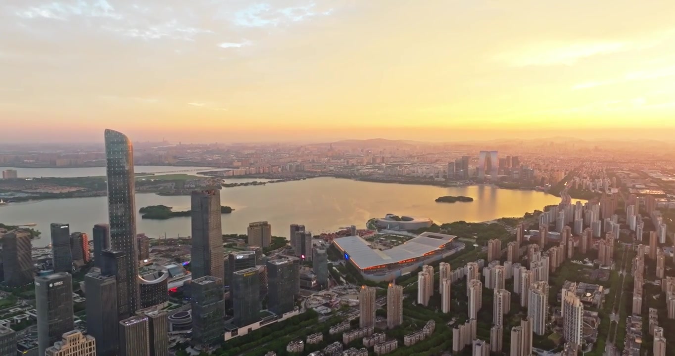 苏州金鸡湖景区傍晚航拍，东方之门与夕阳晚霞视频素材