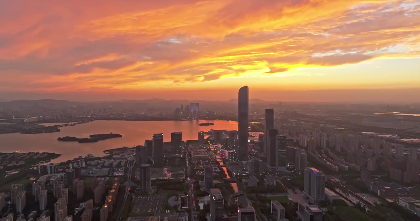 苏州金鸡湖景区傍晚航拍，东方之门与夕阳晚霞视频素材