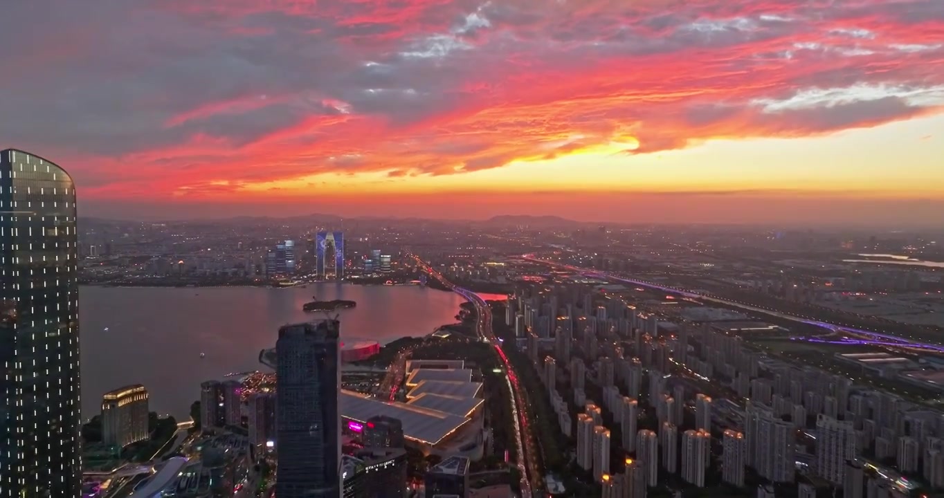 苏州金鸡湖景区傍晚航拍，东方之门与夕阳晚霞视频素材