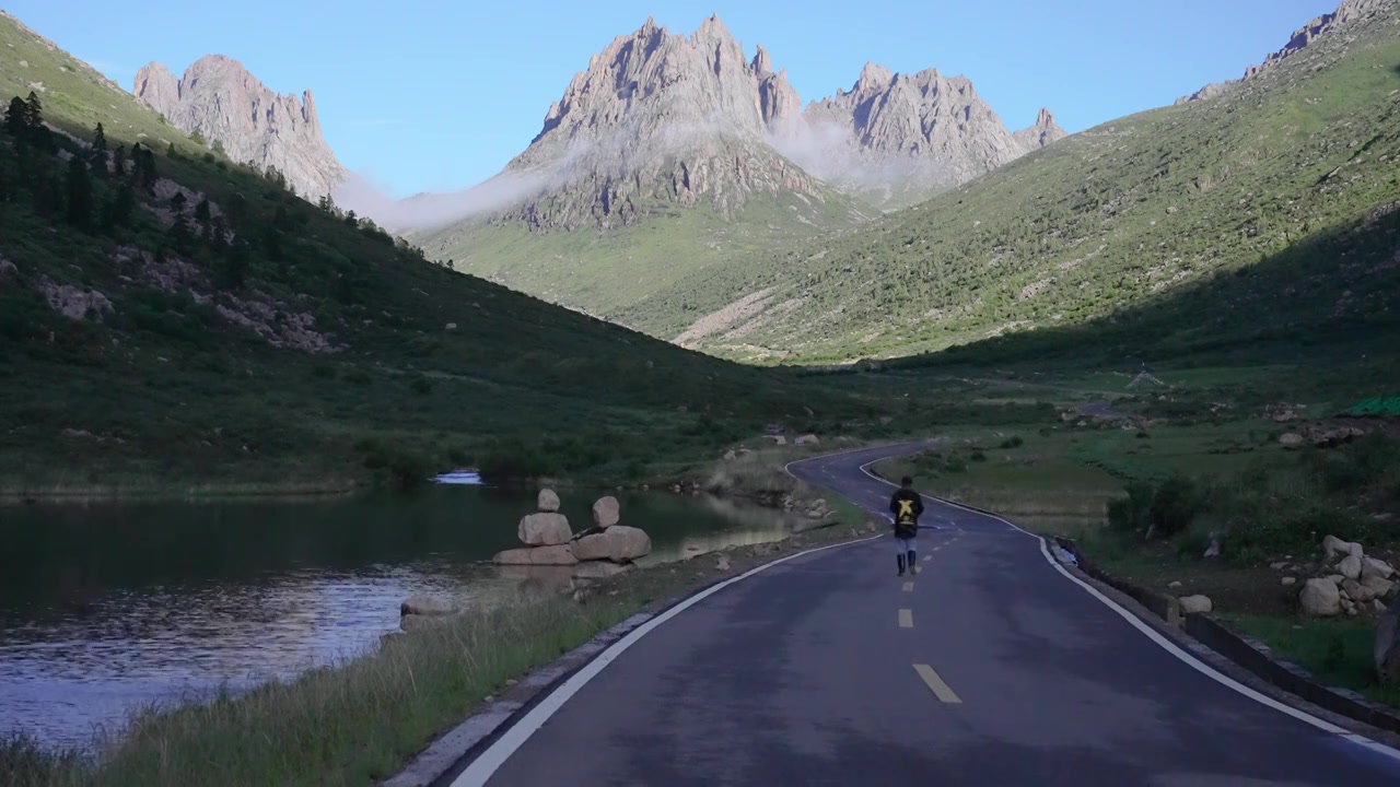 四川阿坝州莲宝叶则石头山旅游道路游客视频素材