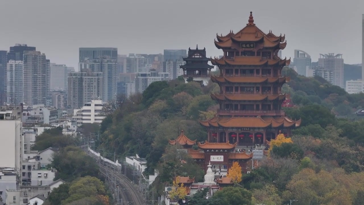 湖北武汉：航拍武汉旅游地标建筑——黄鹤楼视频素材