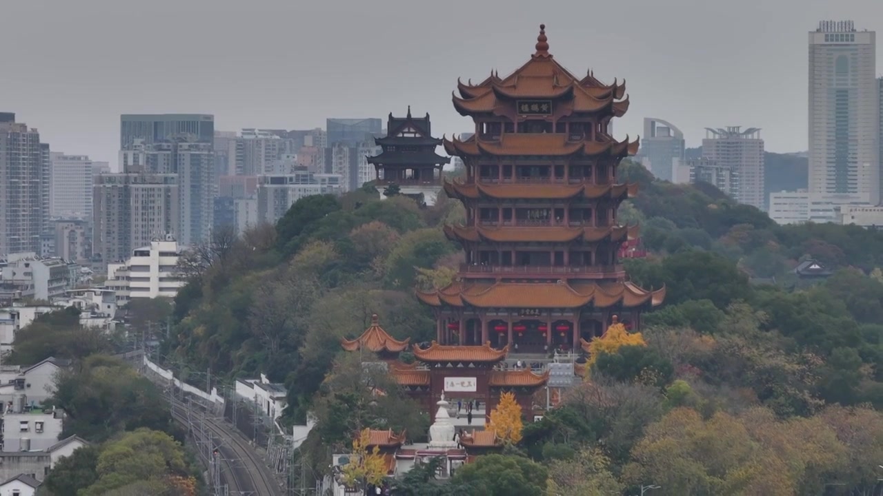 湖北武汉：航拍武汉旅游地标建筑——黄鹤楼视频素材