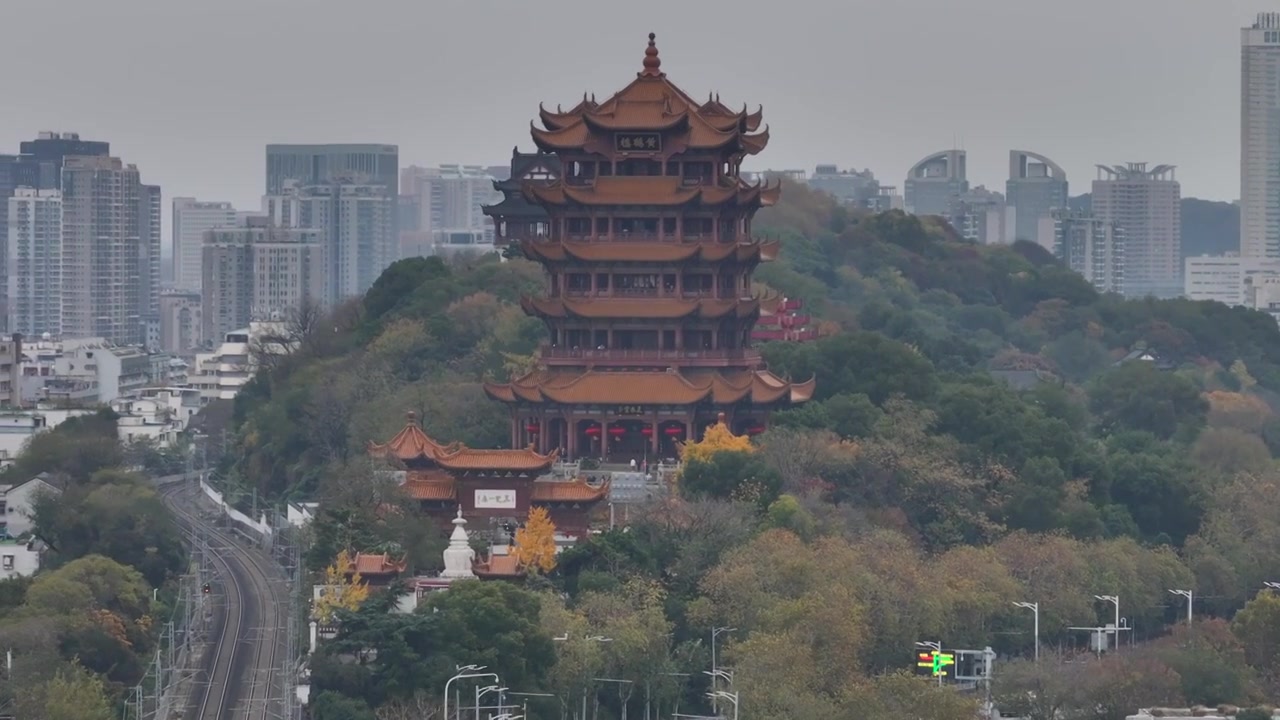 湖北武汉：航拍武汉旅游地标建筑——黄鹤楼视频素材