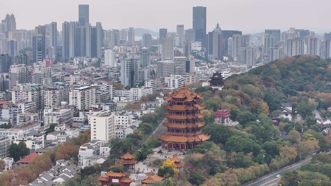 湖北武汉：航拍武汉旅游地标建筑——黄鹤楼视频素材