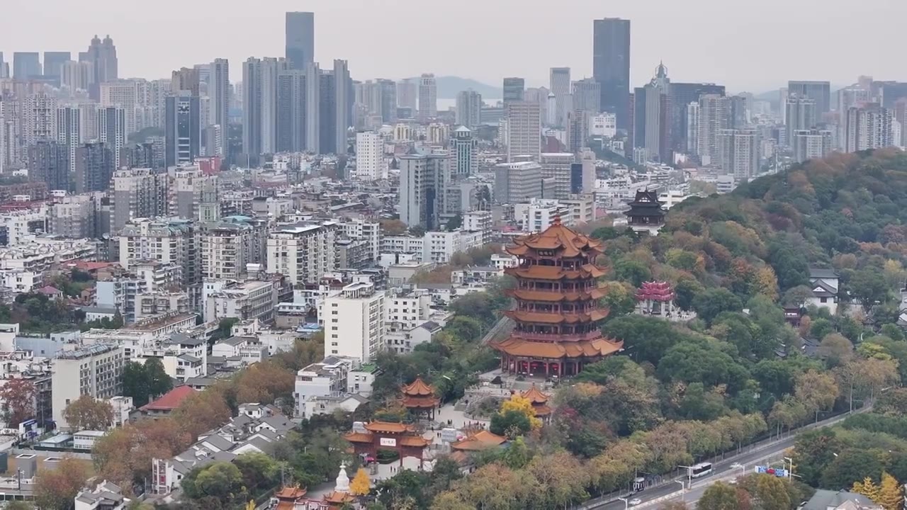 湖北武汉：航拍武汉旅游地标建筑——黄鹤楼视频素材