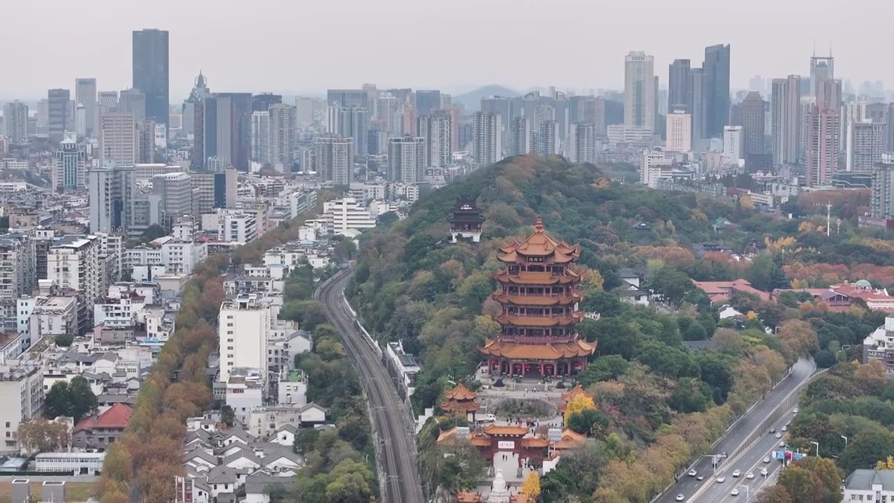 湖北武汉：航拍武汉旅游地标建筑——黄鹤楼视频素材