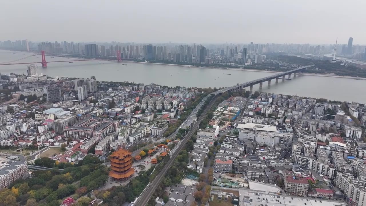 湖北武汉：航拍武汉旅游地标建筑——黄鹤楼视频素材