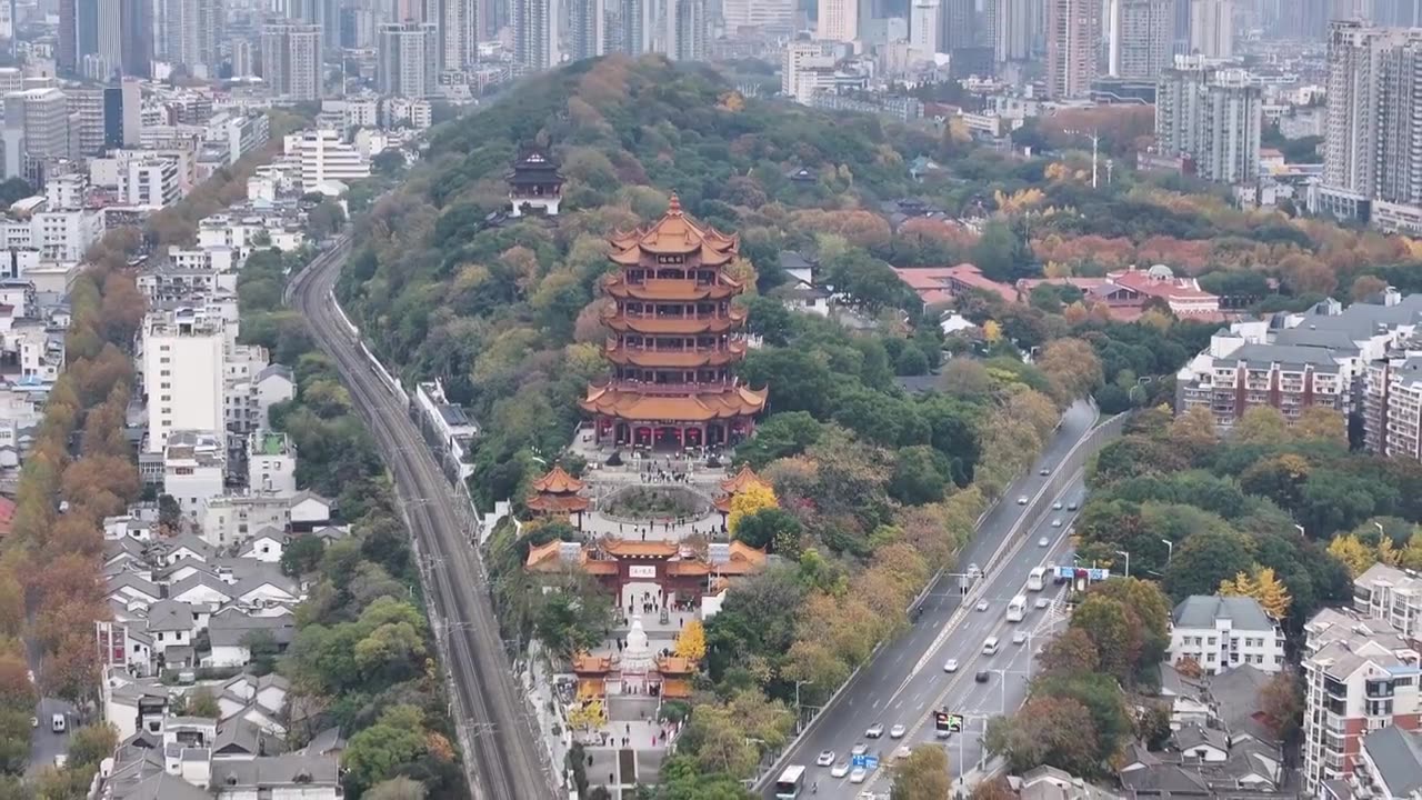 湖北武汉：航拍武汉旅游地标建筑——黄鹤楼视频素材