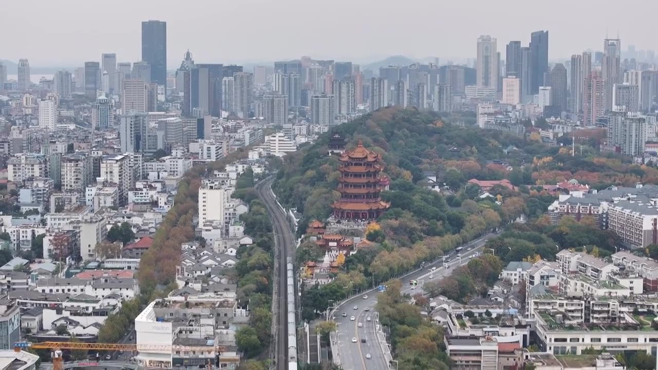 湖北武汉：航拍武汉旅游地标建筑——黄鹤楼视频素材