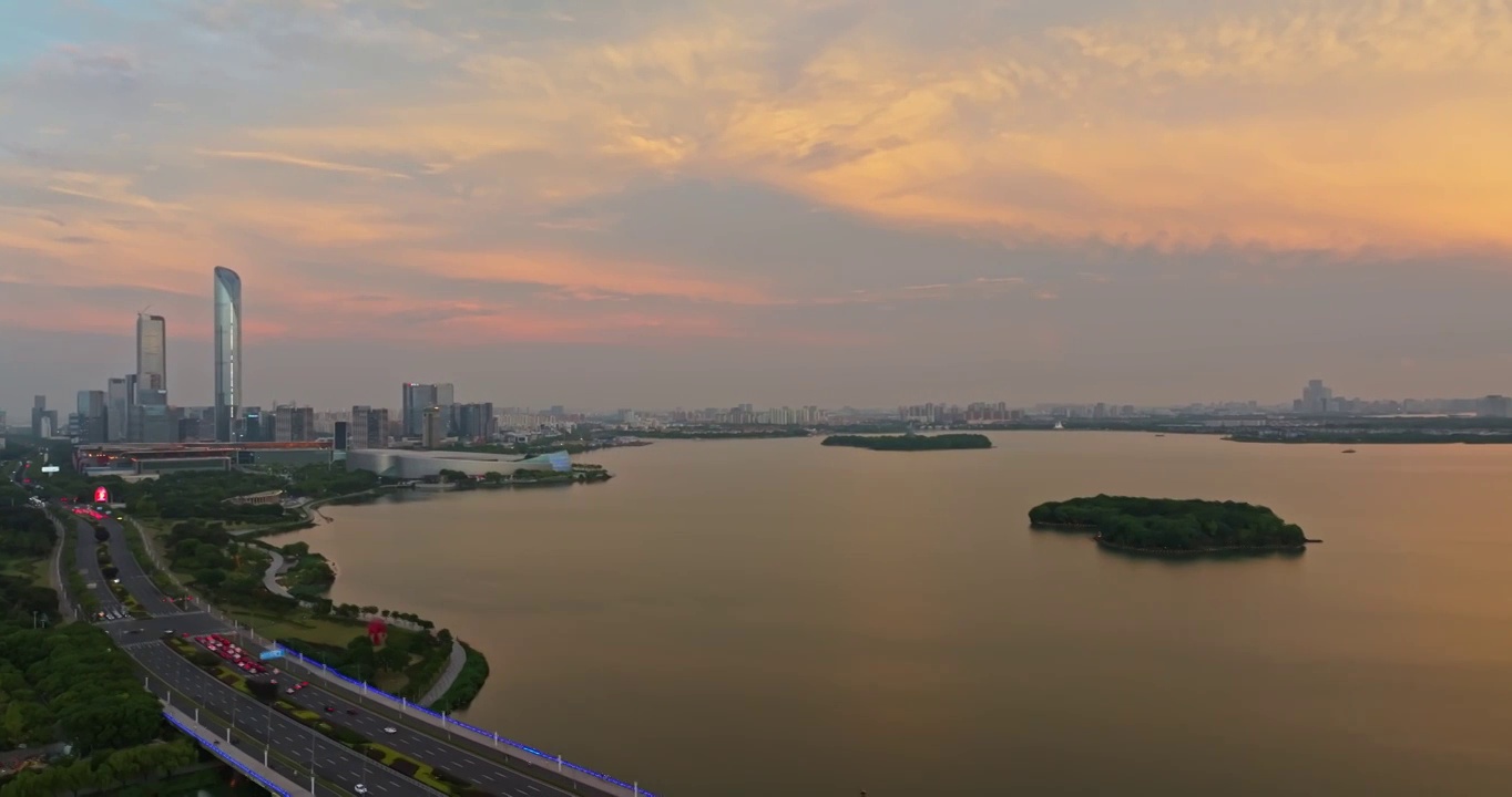 苏州金鸡湖景区傍晚航拍，苏州国际金融中心视频素材