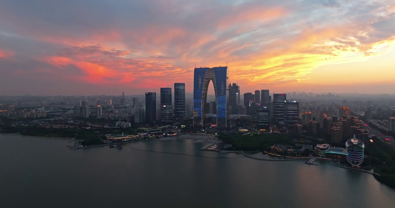 苏州金鸡湖景区傍晚航拍，东方之门视频素材