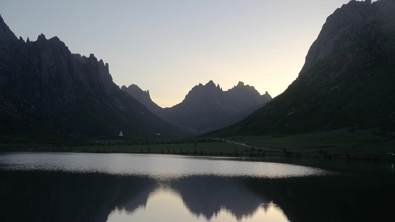 四川阿坝州旅游莲宝叶则石头山高原湖泊风景视频素材