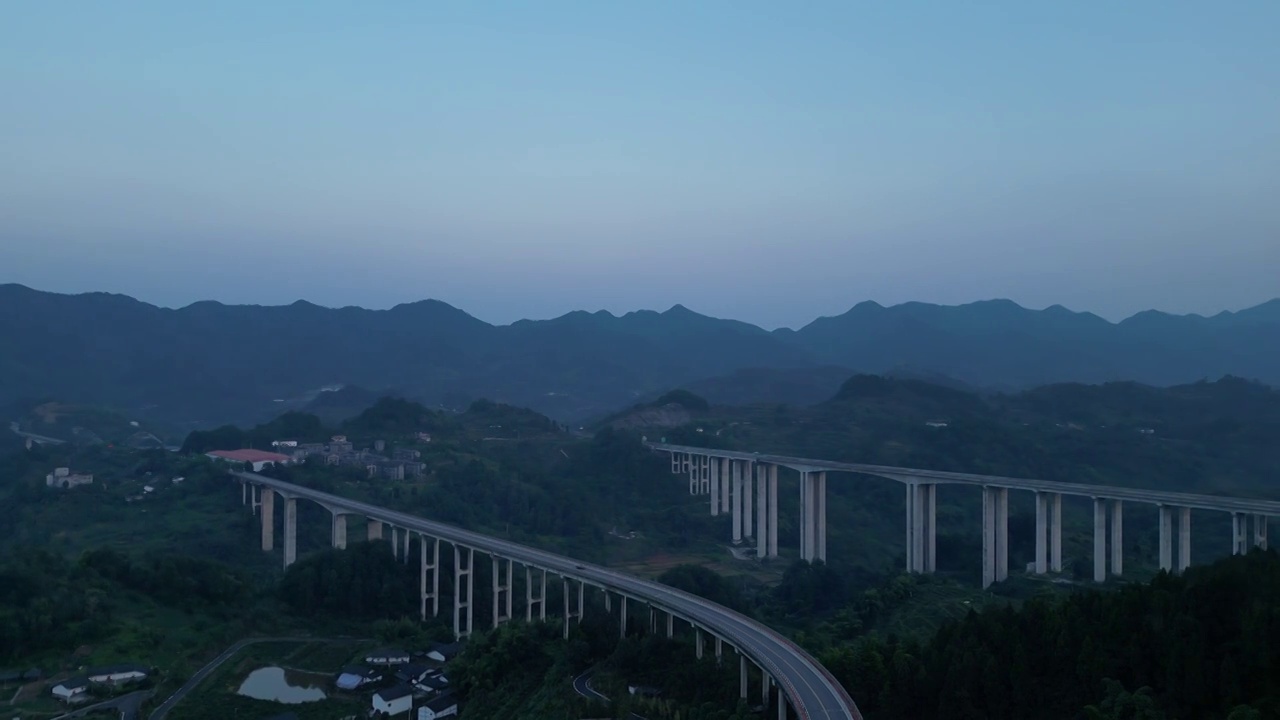 周家山大桥航拍视频素材画面1