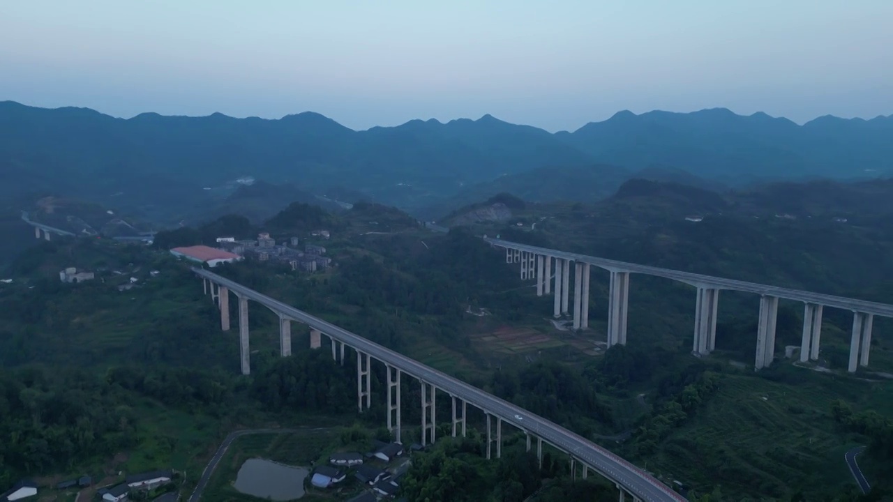 周家山大桥航拍视频素材画面1