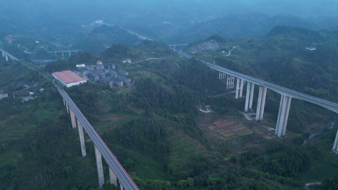 周家山大桥航拍视频素材画面1