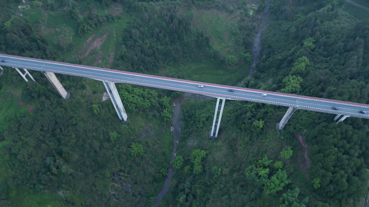周家山大桥航拍视频素材画面3