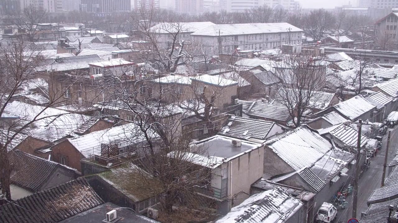 下雪中的北京胡同老城区视频素材