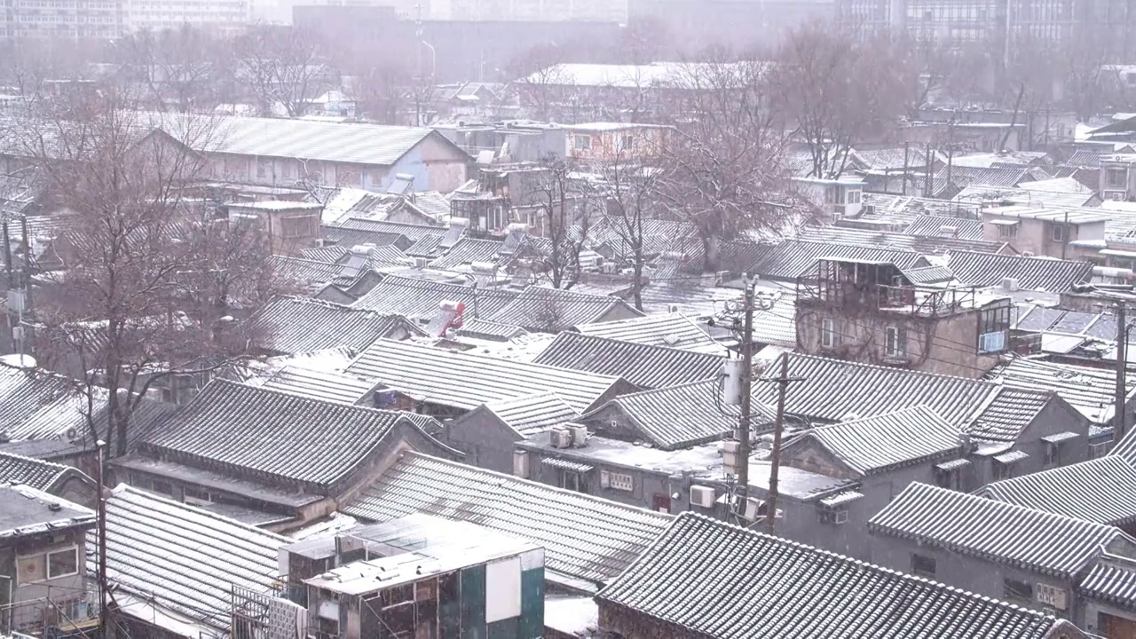 下雪中的北京胡同老城区视频素材