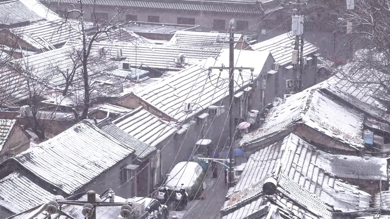 下雪中的北京胡同老城区视频素材